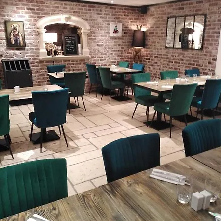 Les Remparts Hotel La Madelaine-sous-Montreuil