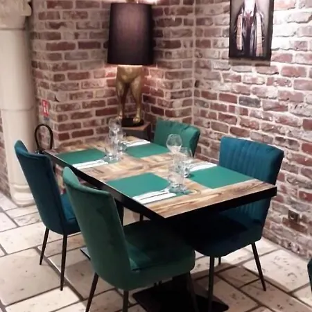 Les Remparts Hotel La Madelaine-sous-Montreuil