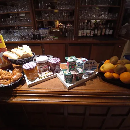 Les Remparts Hotel La Madelaine-sous-Montreuil