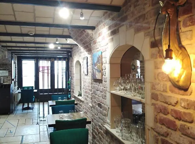 Les Remparts Отель La Madelaine-sous-Montreuil