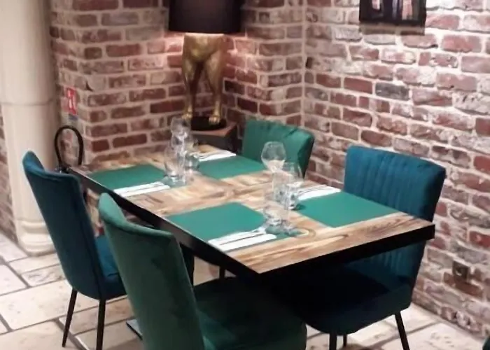Les Remparts Отель La Madelaine-sous-Montreuil